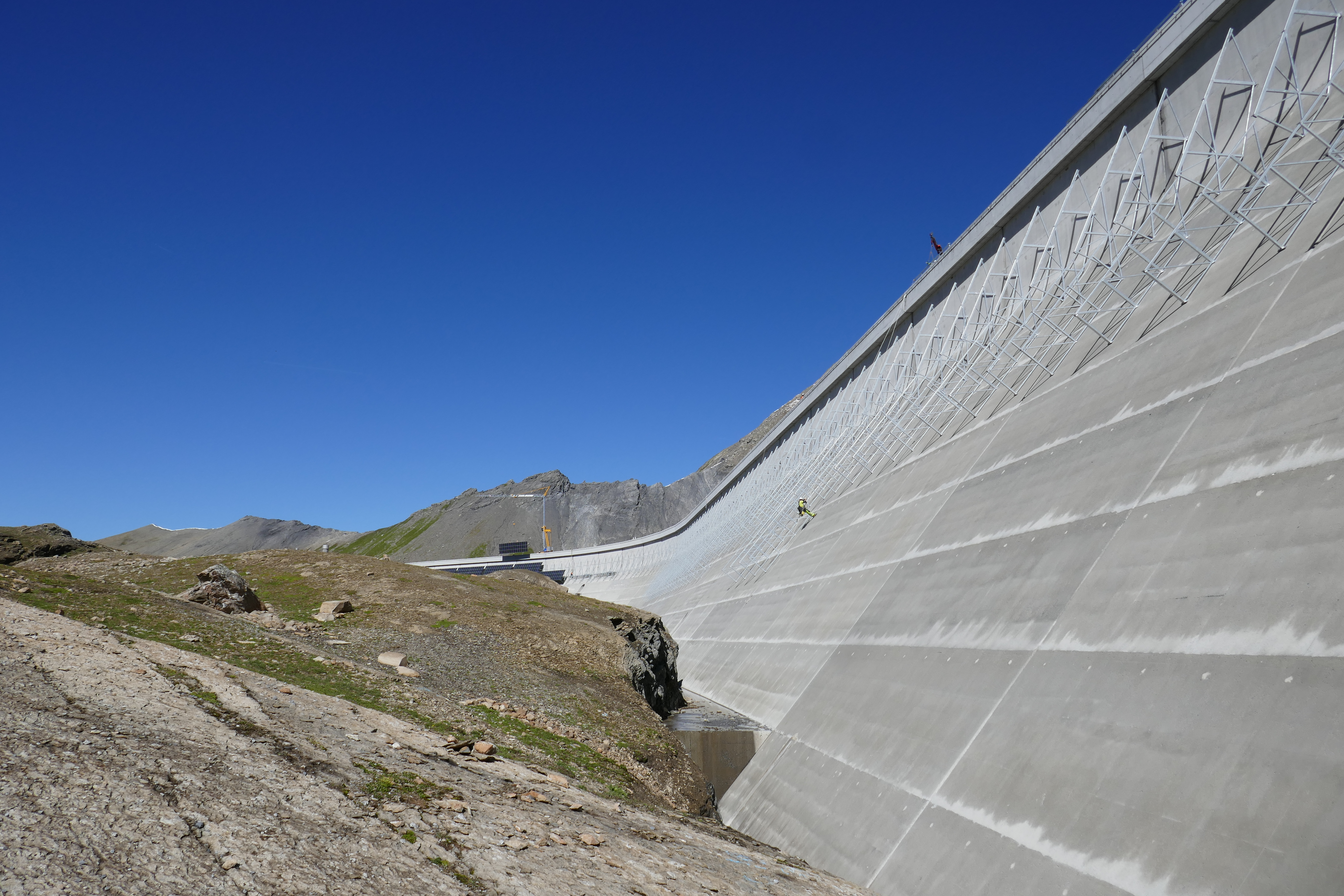 The alpine solar system has been fully connected to the grid since the end of August 2022 and supplies important winter electricity, especially in the cold months.